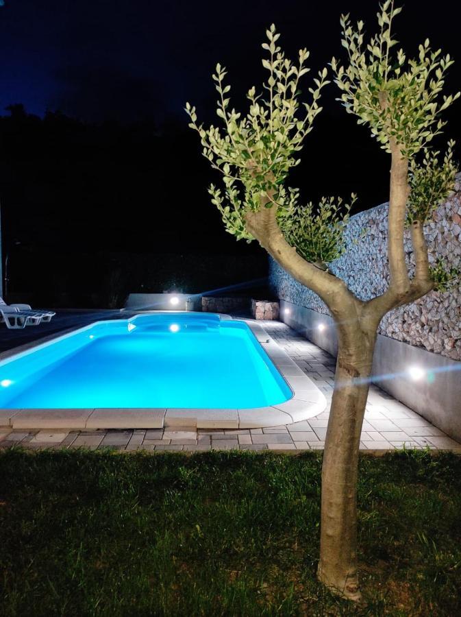 Village With Heated Pool Maslina Apartmán *