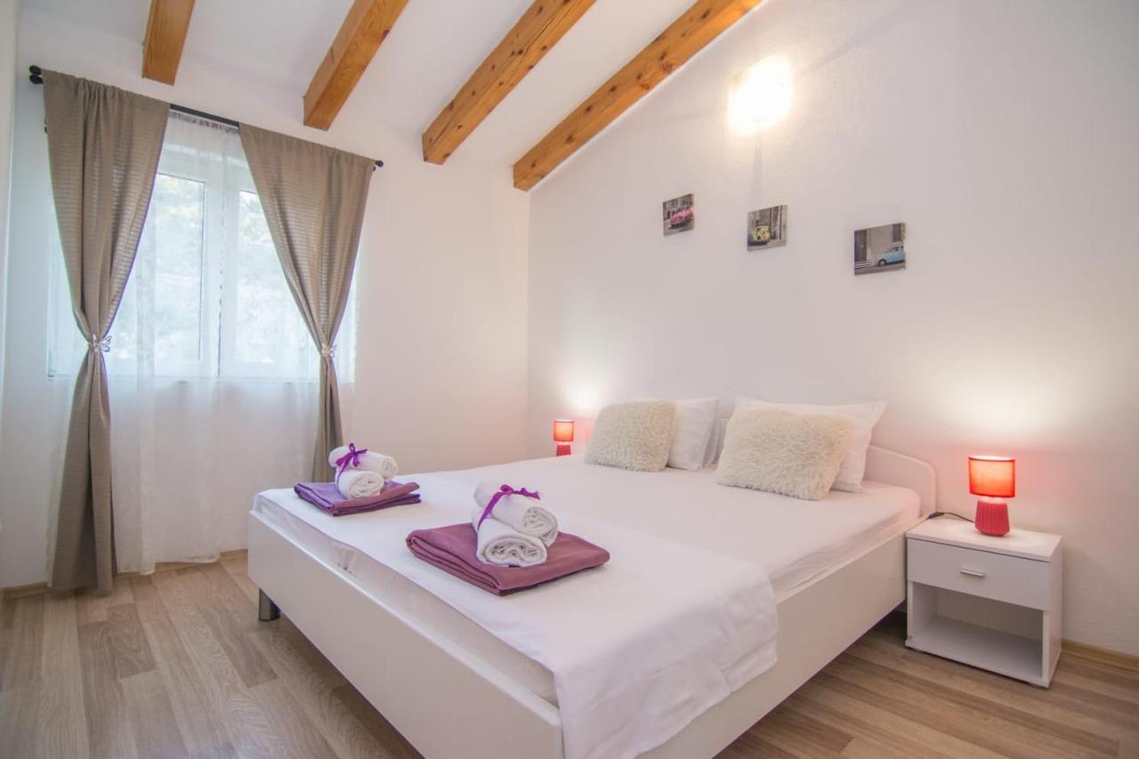 Village With Heated Pool Maslina Apartmán *